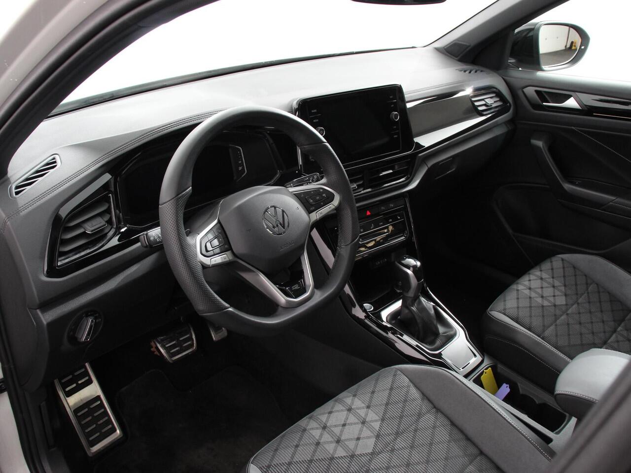 Volkswagen T-Roc 1.5 TSI R-Line+Blackpack Climate control | Adaptieve cruise control | Panoramadak | LED | Navigatie | Achteruitrijcamera | Parkeersensoren | Apple Carplay/ Android Auto | Radio