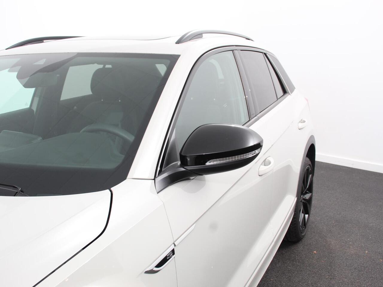 Volkswagen T-Roc 1.5 TSI R-Line+Blackpack Climate control | Adaptieve cruise control | Panoramadak | LED | Navigatie | Achteruitrijcamera | Parkeersensoren | Apple Carplay/ Android Auto | Radio