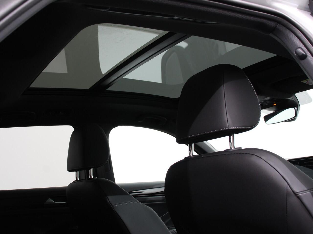 Volkswagen T-Roc 1.5 TSI R-Line+Blackpack Climate control | Adaptieve cruise control | Panoramadak | LED | Navigatie | Achteruitrijcamera | Parkeersensoren | Apple Carplay/ Android Auto | Radio