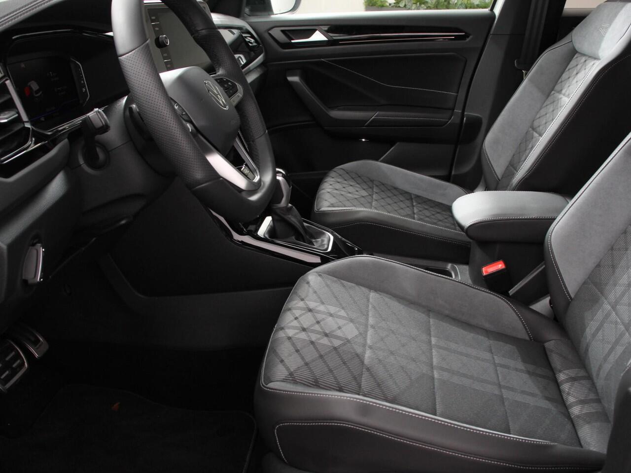 Volkswagen T-Roc 1.5 TSI R-Line+Blackpack Climate control | Adaptieve cruise control | Panoramadak | LED | Navigatie | Achteruitrijcamera | Parkeersensoren | Apple Carplay/ Android Auto | Radio