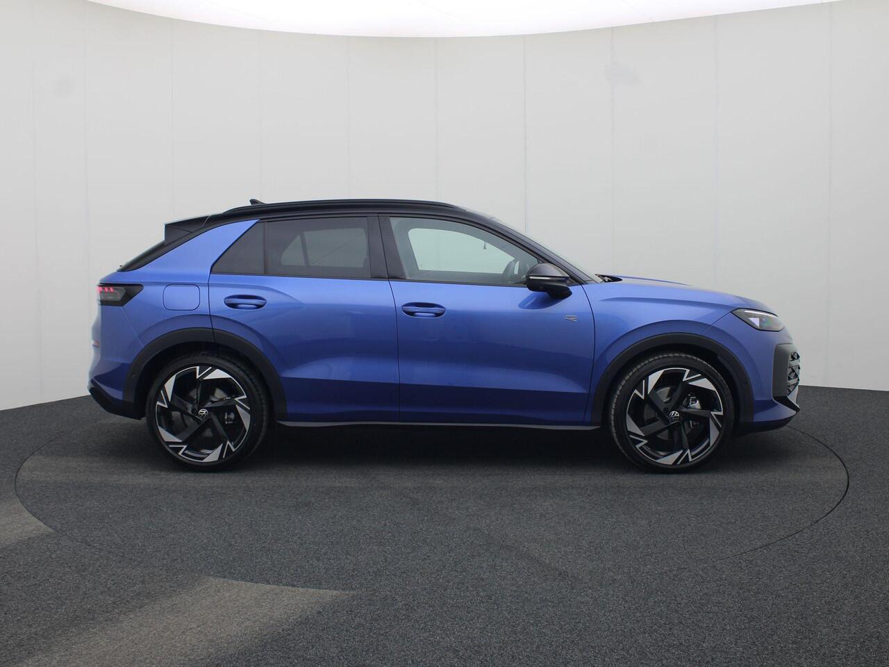 Volkswagen T-Roc 1.5eTsi/150PK R Line First Edition Black Style DSG · Navigatie · 360°Camera + Parkeersensoren · Stoel- & stuurverwarming · Garantie t/m 28-11-2025