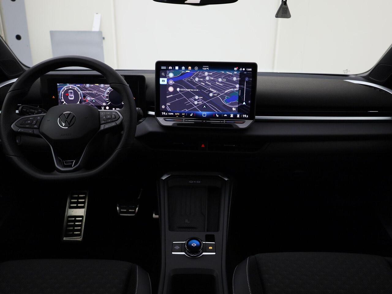 Volkswagen T-Roc 1.5eTsi/150PK R Line First Edition Black Style DSG · Navigatie · 360°Camera + Parkeersensoren · Stoel- & stuurverwarming · Garantie t/m 28-11-2025