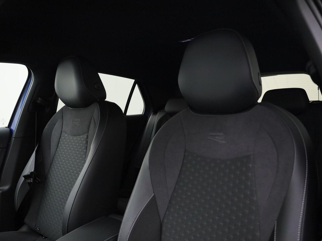 Volkswagen T-Roc 1.5eTsi/150PK R Line First Edition Black Style DSG · Navigatie · 360°Camera + Parkeersensoren · Stoel- & stuurverwarming · Garantie t/m 28-11-2025