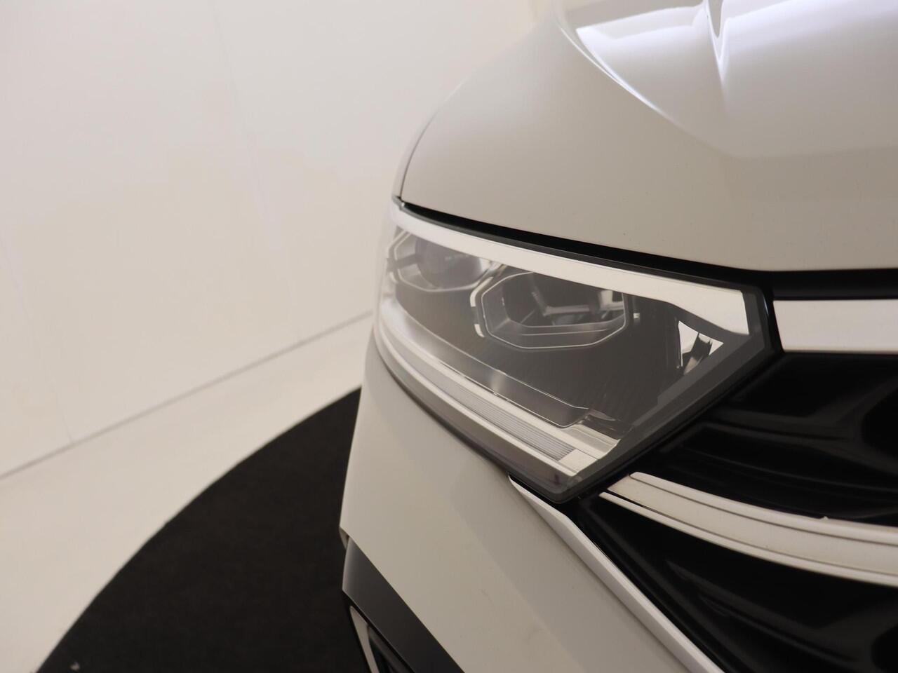 Volkswagen T-Roc 1.5 TSI R-Line Edition | Digital Cockpit Pro | Achteruitrijcamera | Navigatie | 19 Inch LM velgen | Easy open kofferklep | Keyless Entry & Start |