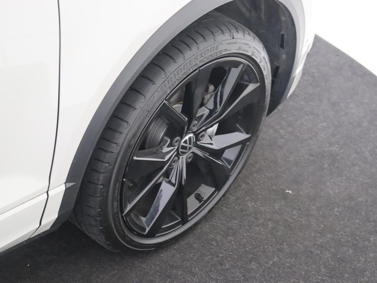 Volkswagen T-Roc 1.5 TSI R-Line Edition | Digital Cockpit Pro | Achteruitrijcamera | Navigatie | 19 Inch LM velgen | Easy open kofferklep | Keyless Entry & Start |