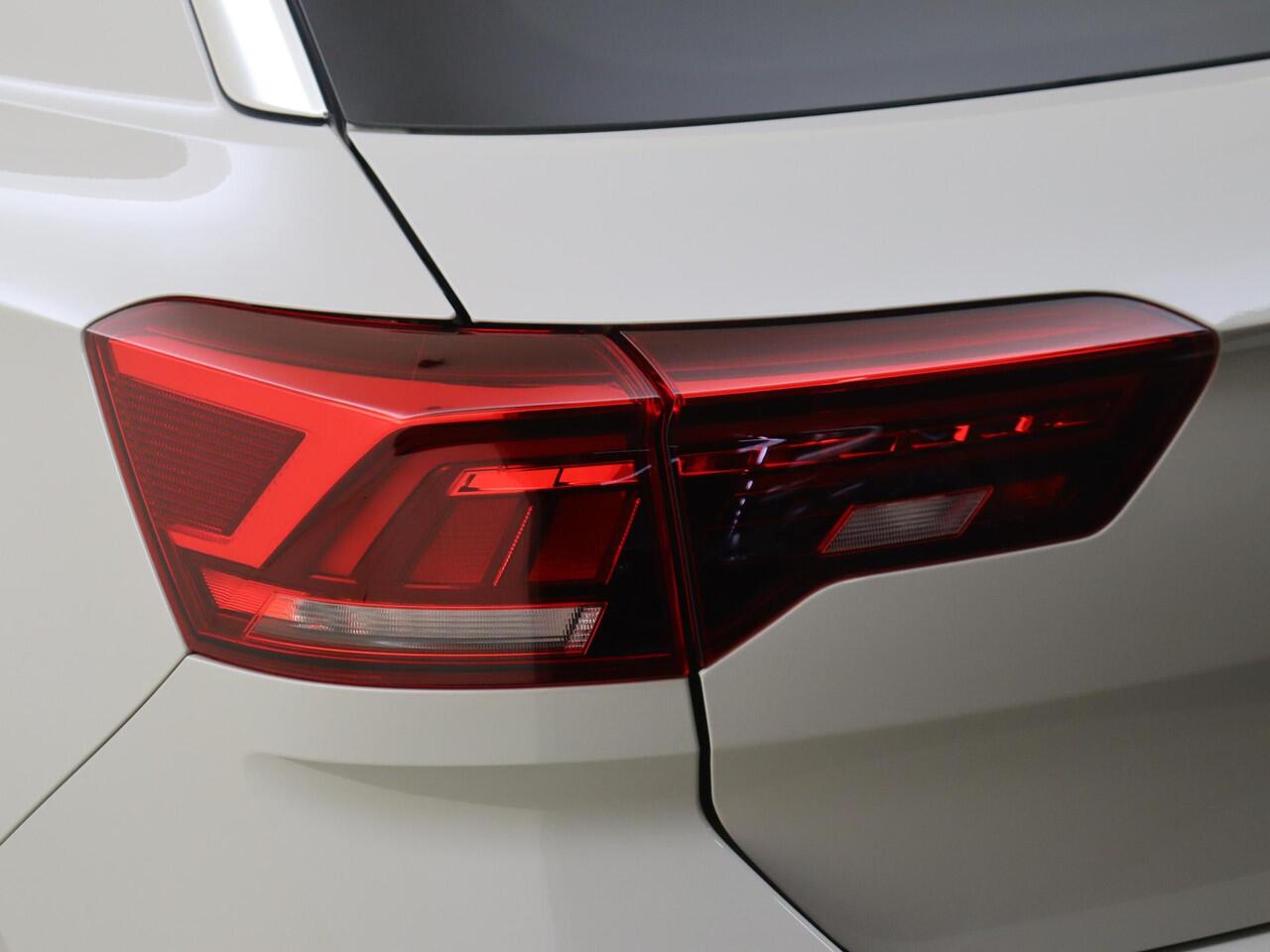 Volkswagen T-Roc 1.5 TSI R-Line Edition | Digital Cockpit Pro | Achteruitrijcamera | Navigatie | 19 Inch LM velgen | Easy open kofferklep | Keyless Entry & Start |