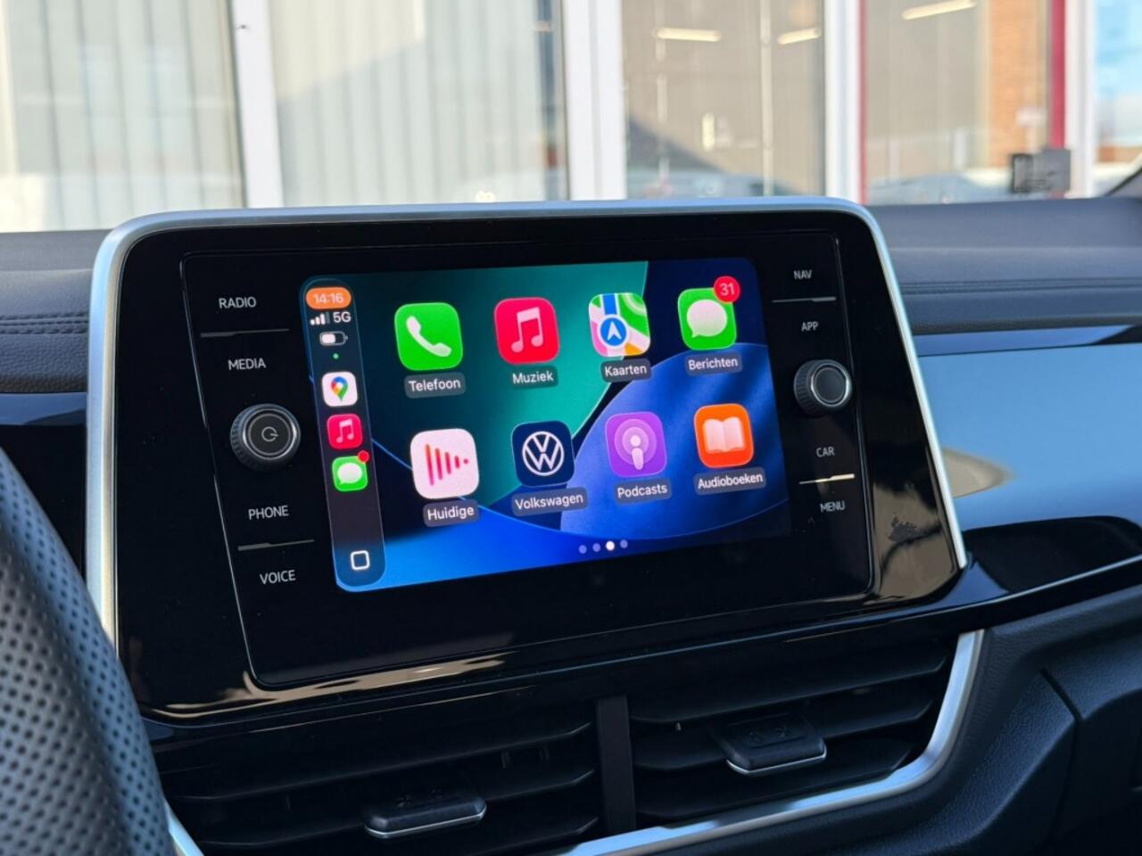 Volkswagen T-Roc 1.5 TSI R-Line 150 PK I Carplay I Adapt. Cruise I LED I Stoelverwarming