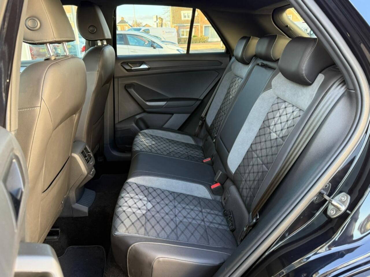 Volkswagen T-Roc 1.5 TSI R-Line 150 PK I Carplay I Adapt. Cruise I LED I Stoelverwarming