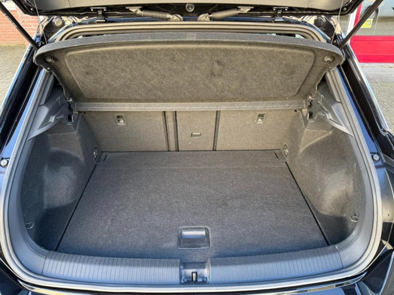 Volkswagen T-Roc 1.5 TSI R-Line 150 PK I Carplay I Adapt. Cruise I LED I Stoelverwarming