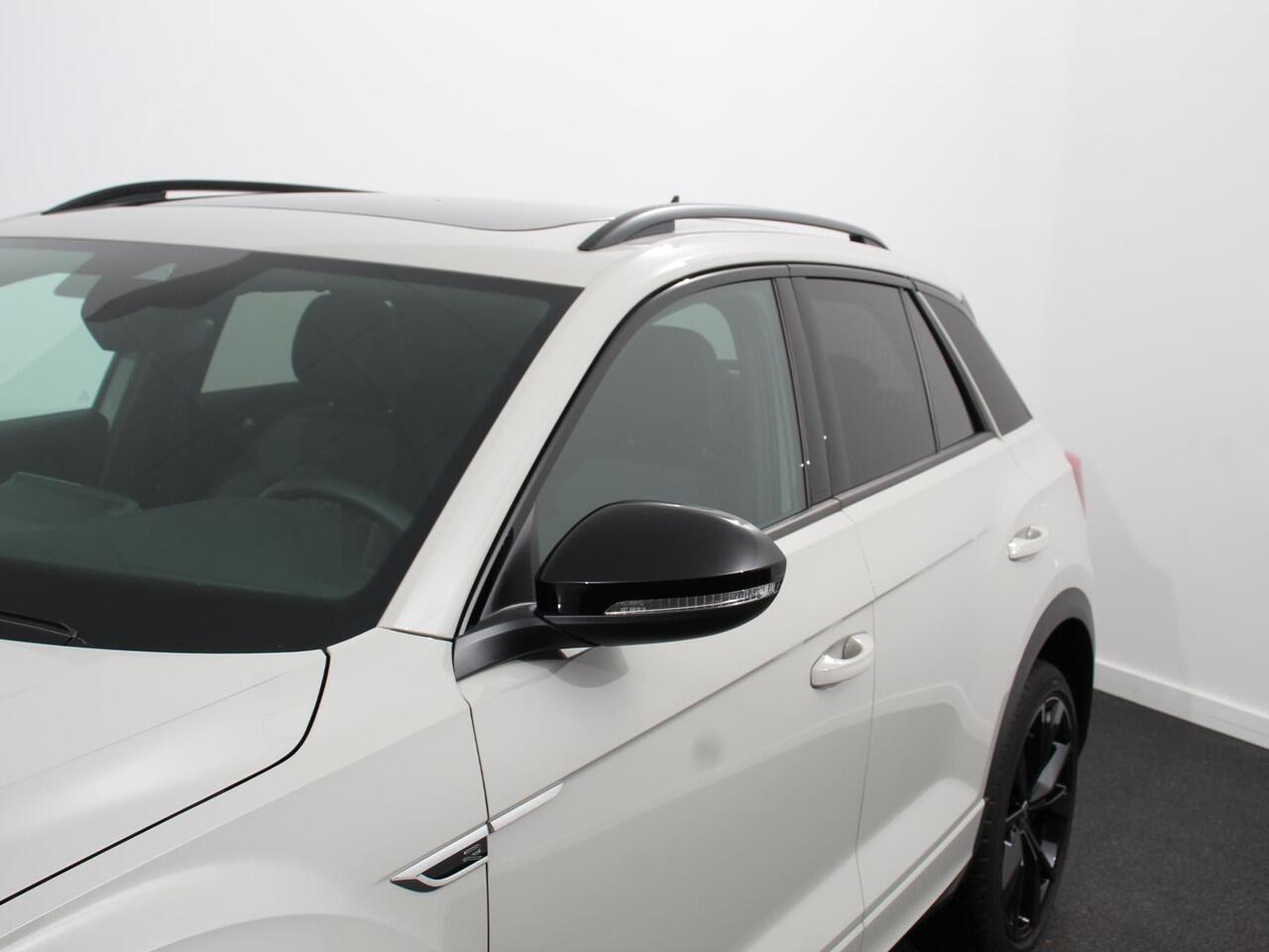 Volkswagen T-Roc 1.5 TSI DSG R-Line+Blackpack | Climate control | Adaptieve cruise control | Panoramadak | LED | Navigatie | Achteruitrijcamera | Parkeersensoren | Apple Carplay/ Android Auto | Radio