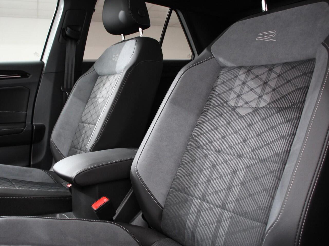 Volkswagen T-Roc 1.5 TSI DSG R-Line+Blackpack | Panorama dak | Climate control | Adaptieve cruise control | LED | Navigatie | Achteruitrijcamera | Parkeersensoren | Apple Carplay/ Android Auto | Radio