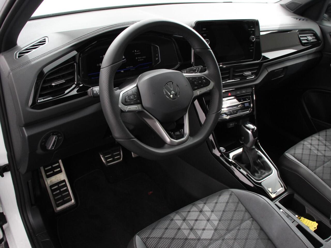 Volkswagen T-Roc 1.5 TSI DSG R-Line+Blackpack | Panorama dak | Climate control | Adaptieve cruise control | LED | Navigatie | Achteruitrijcamera | Parkeersensoren | Apple Carplay/ Android Auto | Radio