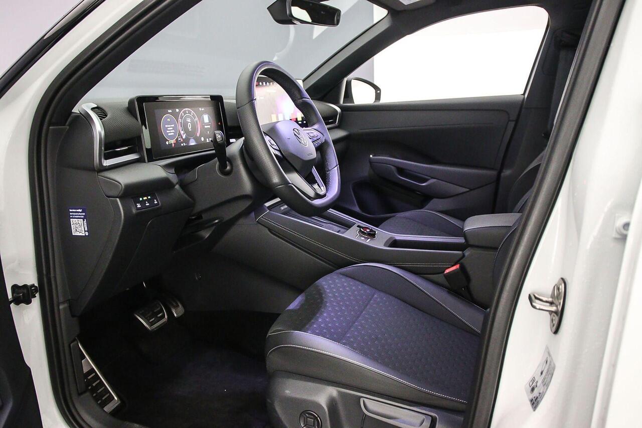 Volkswagen T-Roc R-Line First Edition 1.5 eTSI 150pk DSG Automaat Adaptive cruise control, Black style, LED matrix koplampen, Elektrische achterklep, Navigatie, 360 camera, Achteruitrijcamera