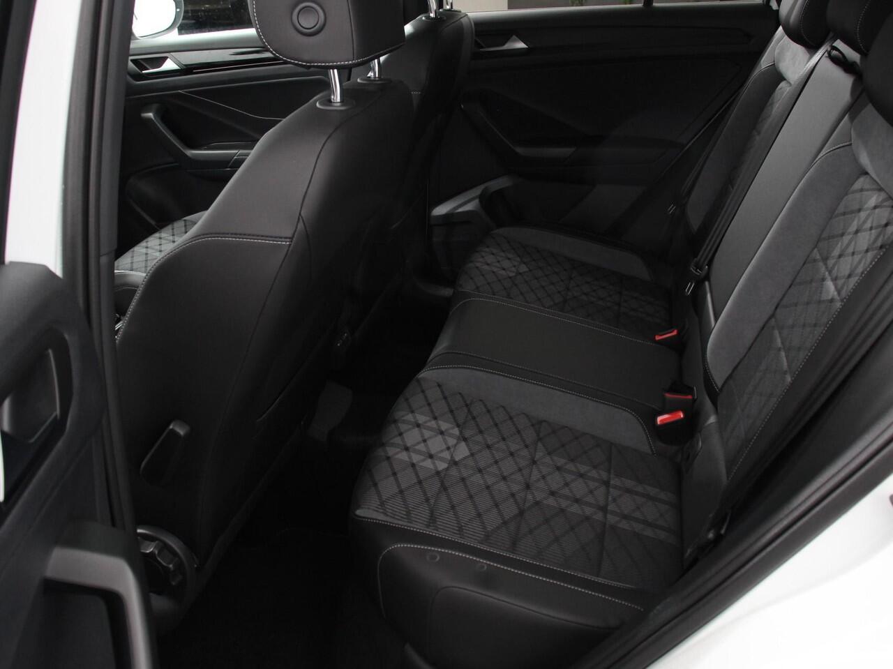 Volkswagen T-Roc 1.5 TSI DSG R-Line+Blackpack Climate control | Adaptieve cruise control | Panoramadak | LED | Navigatie | Achteruitrijcamera | Parkeersensoren | Apple Carplay/ Android Auto | Radio