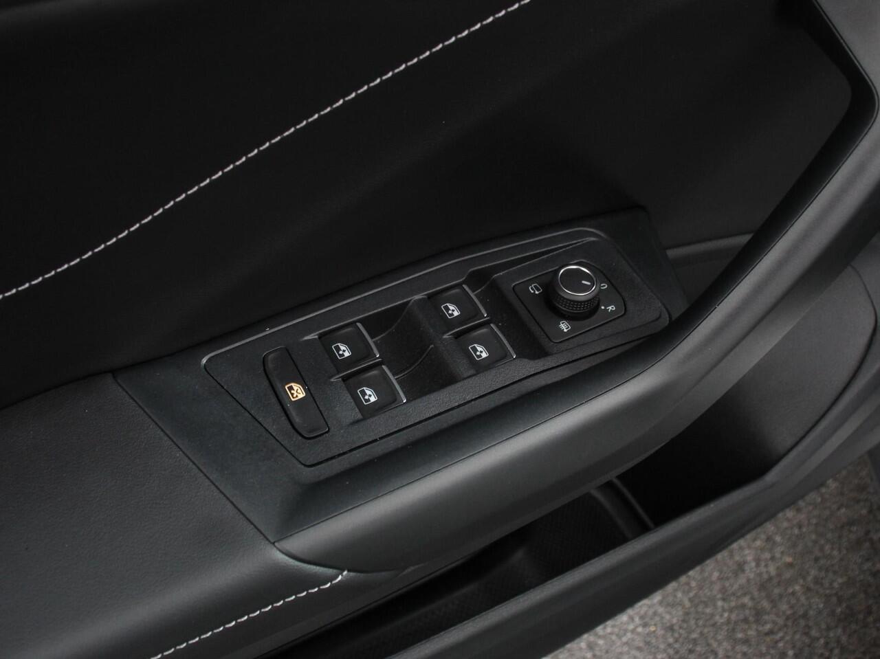 Volkswagen T-Roc 1.5 TSI DSG R-Line+Blackpack Climate control | Adaptieve cruise control | Panoramadak | LED | Navigatie | Achteruitrijcamera | Parkeersensoren | Apple Carplay/ Android Auto | Radio