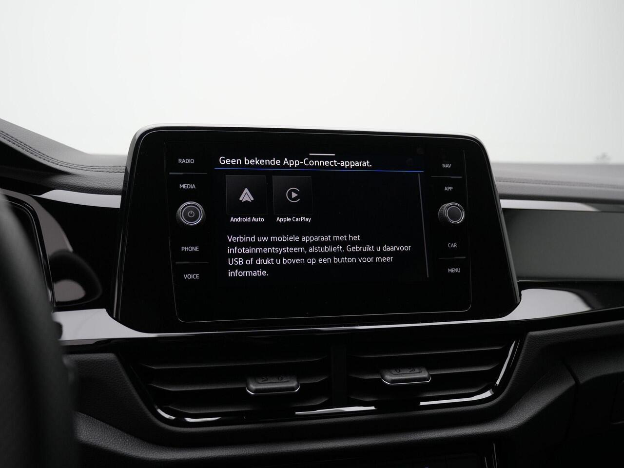 Volkswagen T-Roc 1.5 TSI 150 pk DSG R-Line Edition | Panoramadak | Trekhaak | IQ Light | Achteruitrijcamera | Navigatie