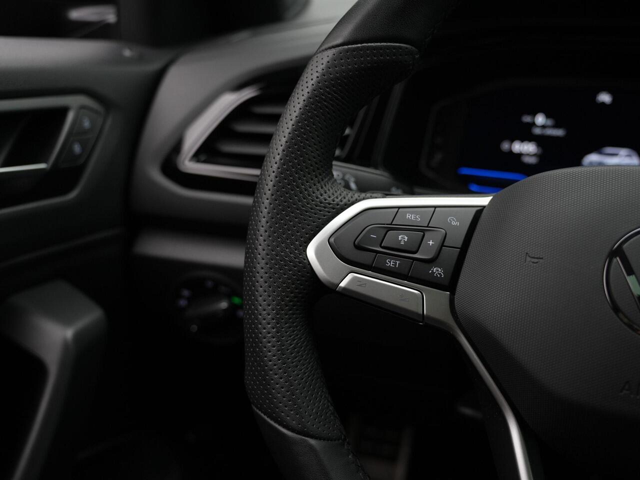 Volkswagen T-Roc 1.5 TSI 150 pk DSG R-Line Edition | Panoramadak | Trekhaak | IQ Light | Achteruitrijcamera | Navigatie