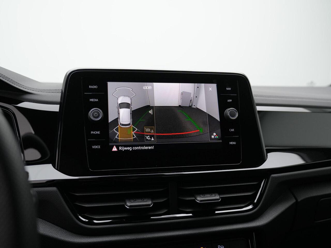 Volkswagen T-Roc 1.5 TSI 150 pk DSG R-Line Edition | Panoramadak | Trekhaak | IQ Light | Achteruitrijcamera | Navigatie