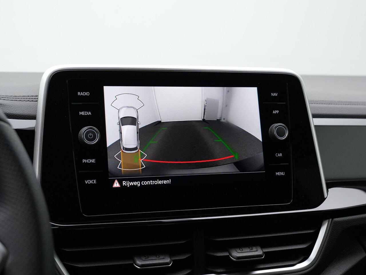 Volkswagen T-Roc 1.5 TSI 150 pk DSG R-Line | Trekhaak | Achteruitrijcamera | Stoelverwarming | Massage | Alcantara | Navigatie