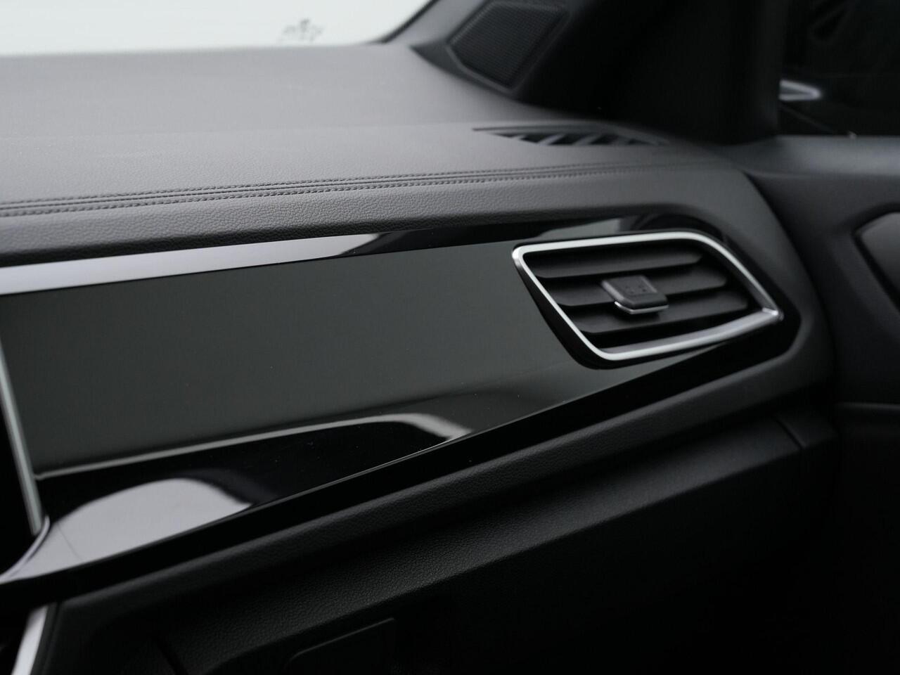 Volkswagen T-Roc 1.5 TSI 150 pk DSG R-Line | Trekhaak | Achteruitrijcamera | Stoelverwarming | Massage | Alcantara | Navigatie