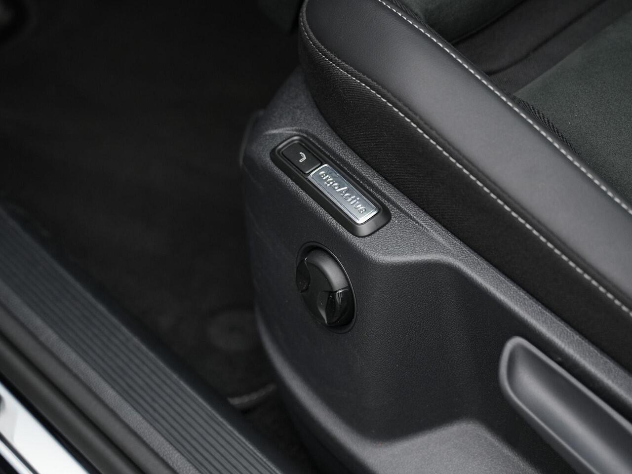 Volkswagen T-Roc 1.5 TSI 150 pk DSG R-Line | Trekhaak | Achteruitrijcamera | Stoelverwarming | Massage | Alcantara | Navigatie