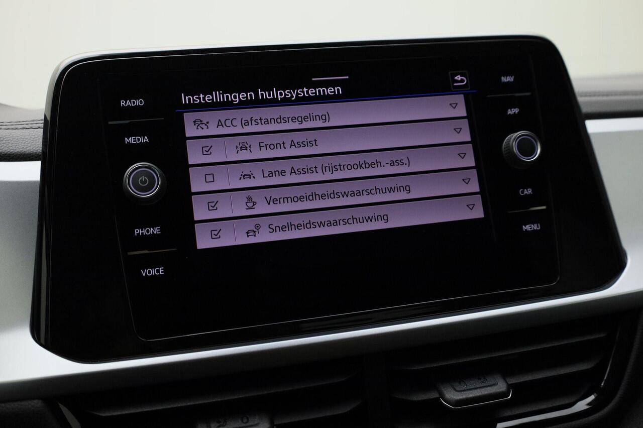 Volkswagen T-Roc 1.5TSI/150PK Life edition DSG · Navigatie · Apple/Android Car Play · Camera + Parkeersensoren · Stoelverwarming · Garantie tot februari 2027