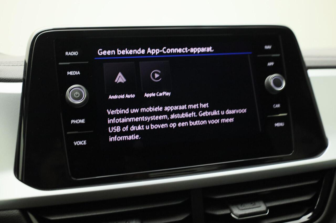 Volkswagen T-Roc 1.5TSI/150PK Life edition DSG · Navigatie · Apple/Android Car Play · Camera + Parkeersensoren · Stoelverwarming · Garantie tot februari 2027