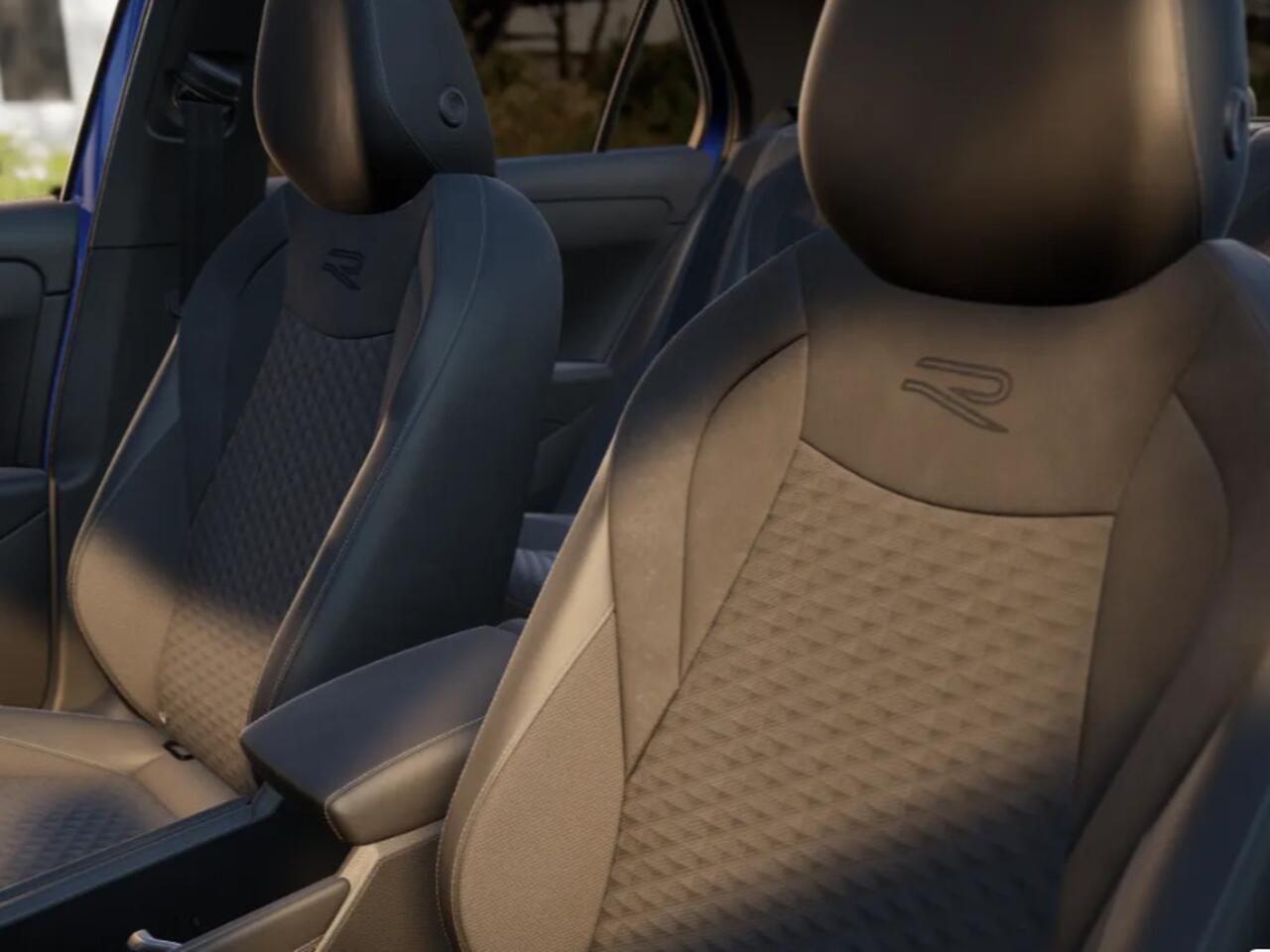 Volkswagen T-Roc R-Line First Edition 1.5 eTSI 150 pk 7 versn. DSG · Comfort pakket · Achteruitrijcamera · Draadloze telefoonlader ·