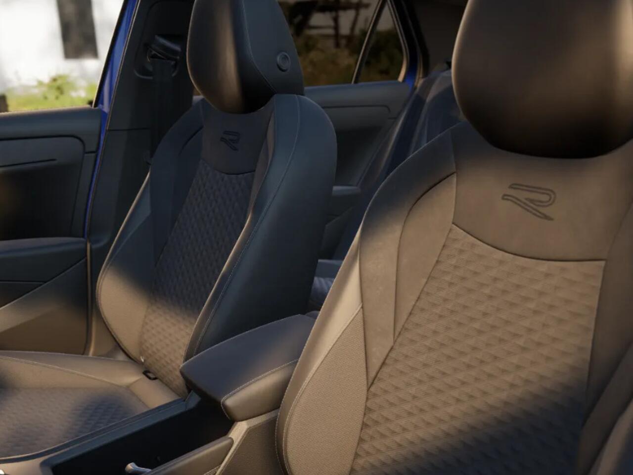 Volkswagen T-Roc 1.5 eTsi R-Line First Edition 150 pk 7 versn. DSG · Achteruitrijcamera · Electrische achterklep · Trekhaak ·