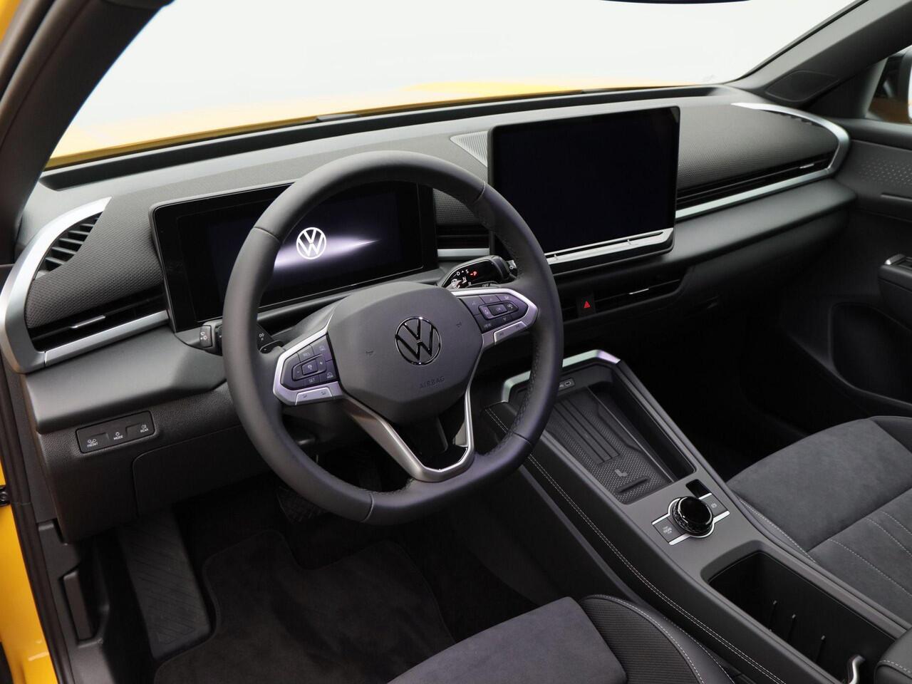 Volkswagen T-Roc Style First Edition 1.5 eTSI 116 PK | Trekhaak | Elektrische Achterklep | Navi | Adaptieve Cruise Control |