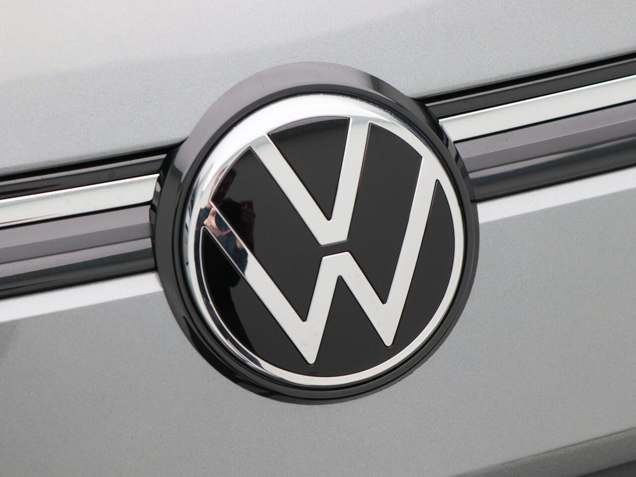 Volkswagen T-Roc Life First Edition 1.5 eTSI 150 PK | Trekhaak | Stoel- & Stuurverwarming | Navigatie | Adaptieve Cruise Control |