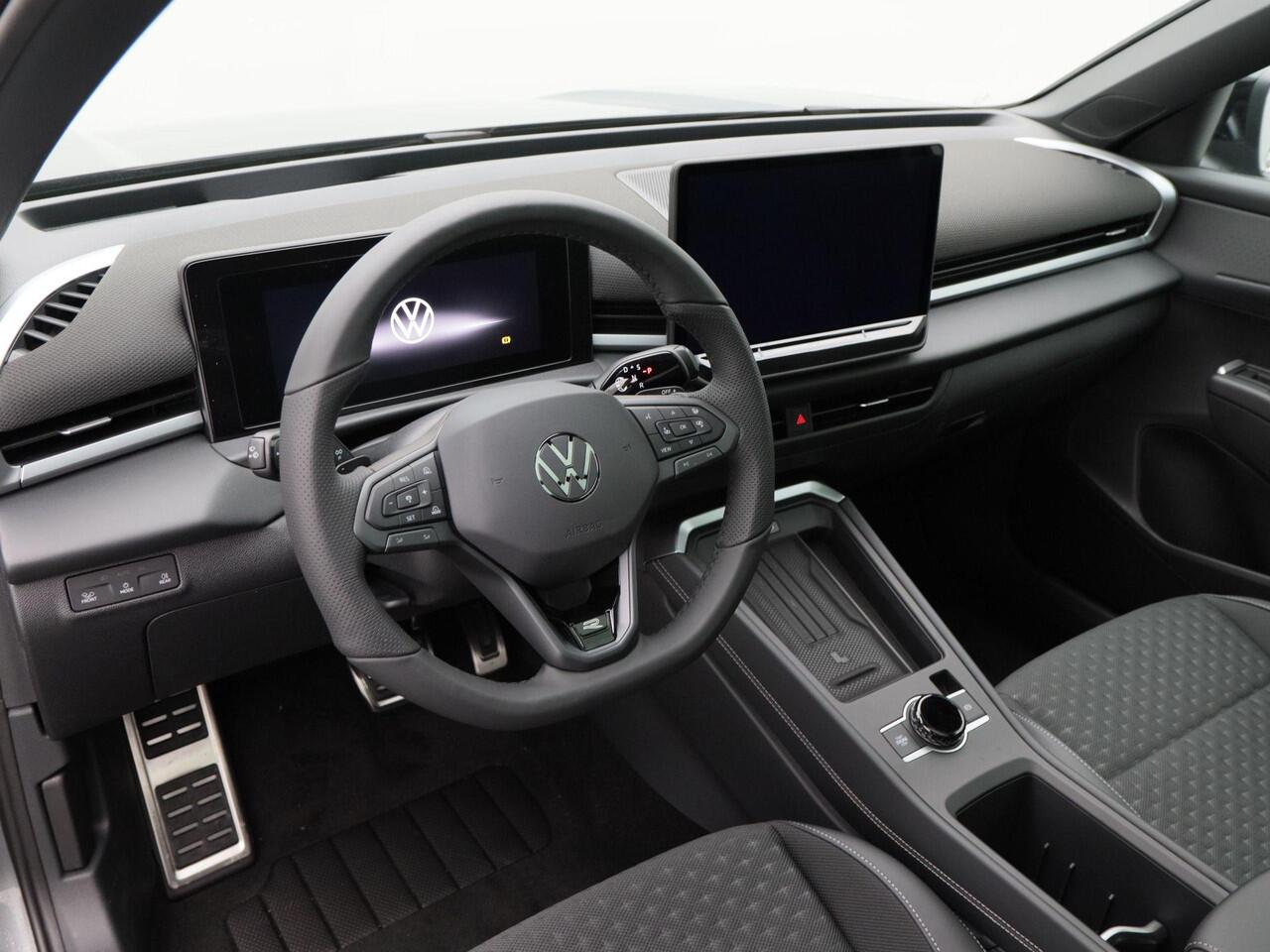 Volkswagen T-Roc R-Line First Edition 1.5 150 PK | Trekhaak | Panoramadak | 360 Camera | Head-Up | Elektrische Achterklep |