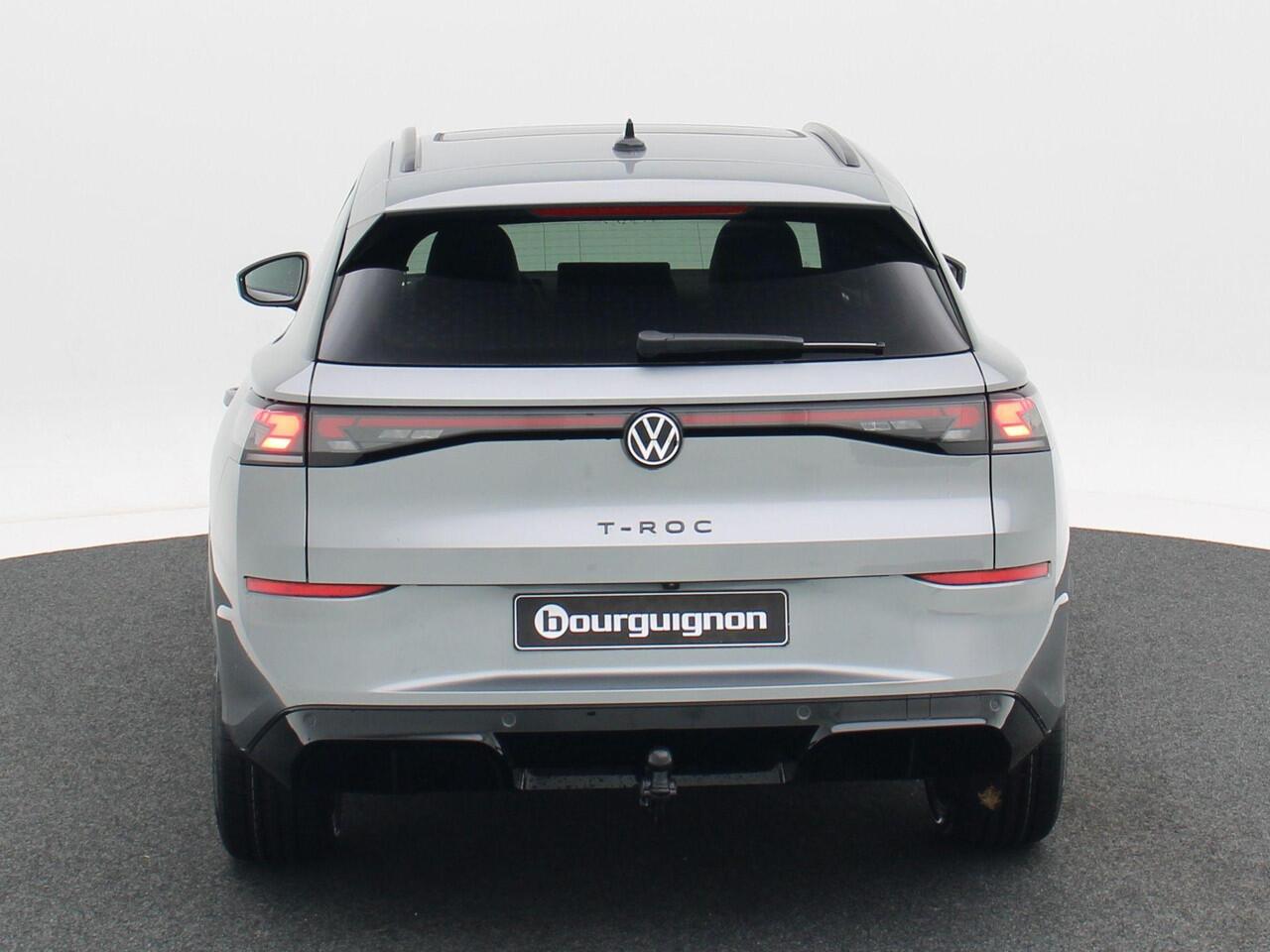 Volkswagen T-Roc R-Line First Edition 1.5 150 PK | Trekhaak | Panoramadak | 360 Camera | Head-Up | Elektrische Achterklep |