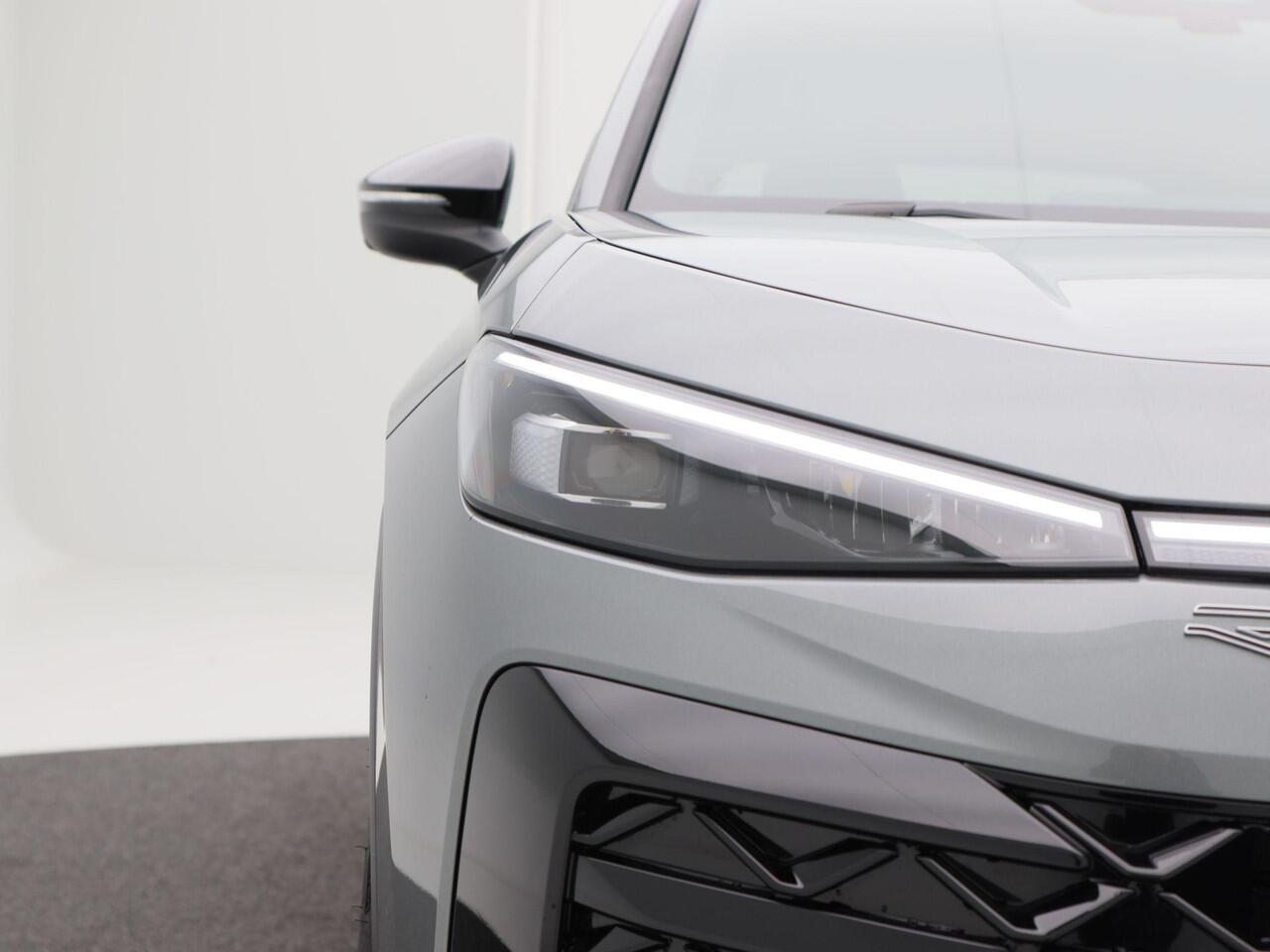 Volkswagen T-Roc R-Line First Edition 1.5 150 PK | Trekhaak | Panoramadak | 360 Camera | Head-Up | Elektrische Achterklep |