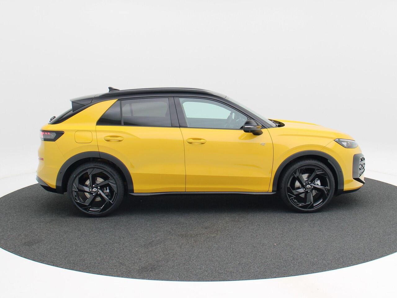 Volkswagen T-Roc R-Line First Edition 1.5 eTSI 150 PK | Trekhaak | Elektrische Achterklep | 360 Camera | Head-Up Display | Stoel- & Stuurverwarming |