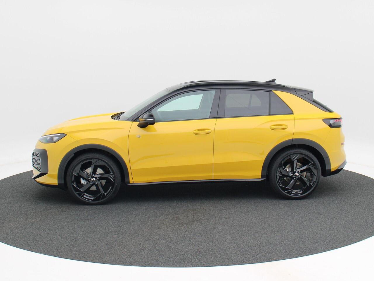 Volkswagen T-Roc R-Line First Edition 1.5 eTSI 150 PK | Trekhaak | Elektrische Achterklep | 360 Camera | Head-Up Display | Stoel- & Stuurverwarming |