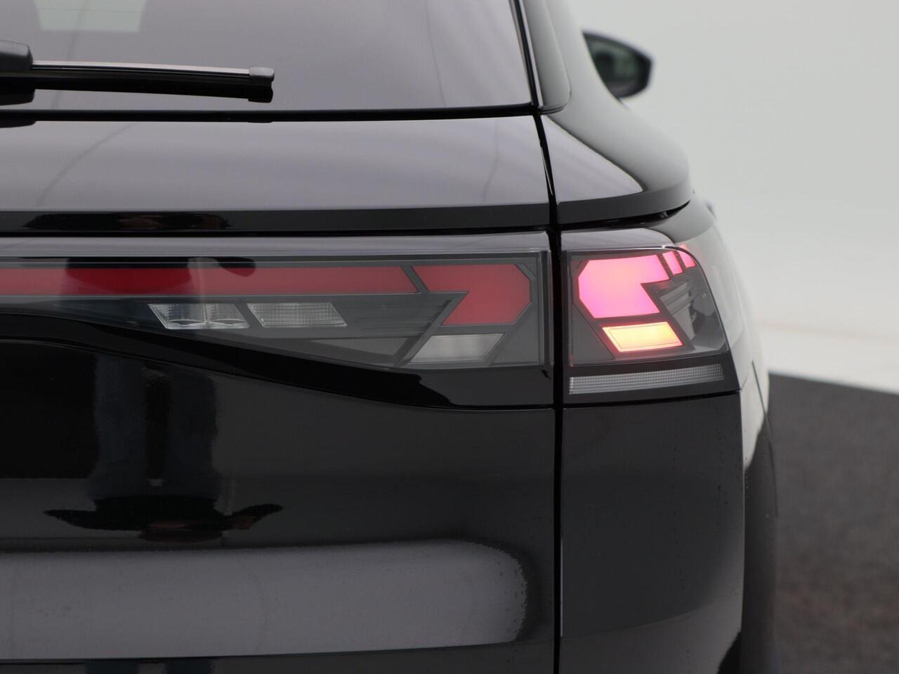 Volkswagen T-Roc R-Line First Edition 1.5 eTSI 150 PK | Trekhaak | 360 Camera | Head-Up | Elektrische Achterklep | Stoel- en Stoelverwarming |