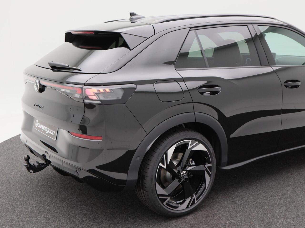 Volkswagen T-Roc R-Line First Edition 1.5 eTSI 150 PK | Trekhaak | 360 Camera | Head-Up | Elektrische Achterklep | Stoel- en Stoelverwarming |