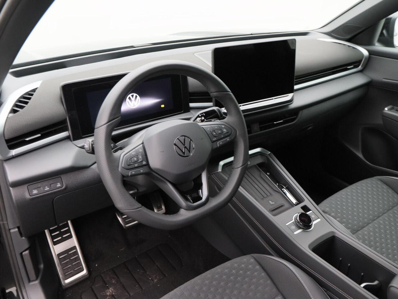 Volkswagen T-Roc R-Line First Edition 1.5 eTSI 150 PK | Trekhaak | 360 Camera | Head-Up | Elektrische Achterklep | Stoel- en Stoelverwarming |