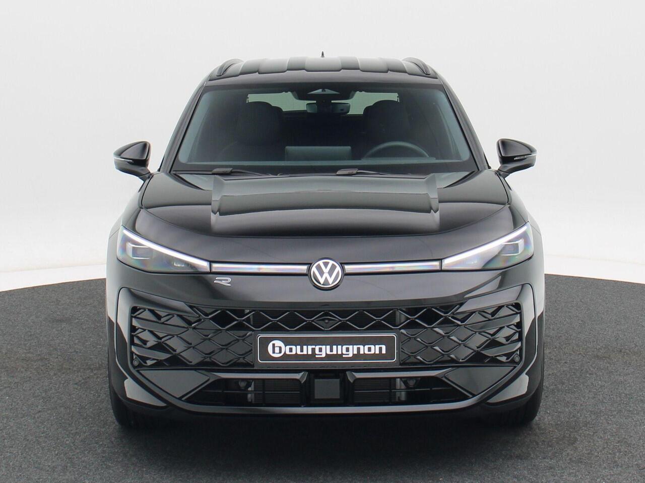 Volkswagen T-Roc R-Line First Edition 1.5 eTSI 150 PK | Trekhaak | 360 Camera | Head-Up | Elektrische Achterklep | Stoel- en Stoelverwarming |