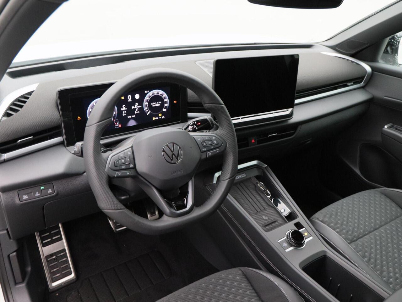 Volkswagen T-Roc R-Line First Edition 1.5 eTSI 150 PK | Trekhaak | 20" Lichtmetaal | head-Up | 360 Camera | Elektrische Achterklep |
