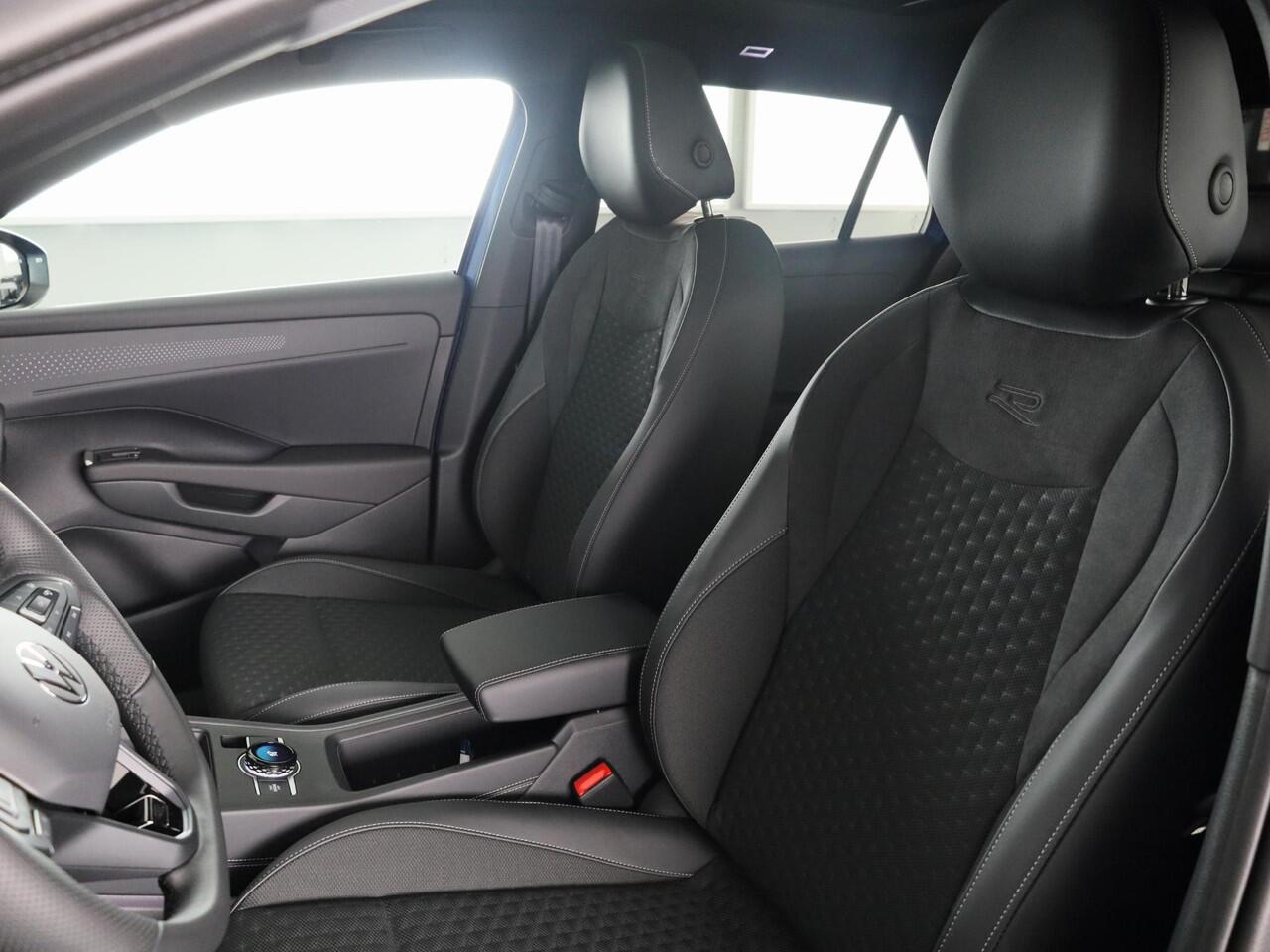 Volkswagen T-Roc R-Line First Edition 1.5 eTSI 110 kW / 150 PK SUV | Panoramaschuif-kanteldak | Assistance Pakket | Trekhaak | Black Style Pakket | Koplampverlichting matrix-led (IQ.LIGHT) | Elek. achterklep | Zwart dak