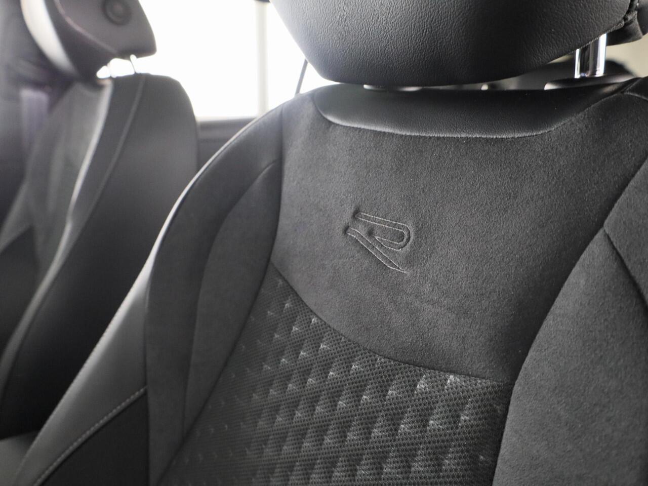 Volkswagen T-Roc R-Line First Edition 1.5 eTSI 110 kW / 150 PK SUV | Panoramaschuif-kanteldak | Assistance Pakket | Trekhaak | Black Style Pakket | Koplampverlichting matrix-led (IQ.LIGHT) | Elek. achterklep | Zwart dak