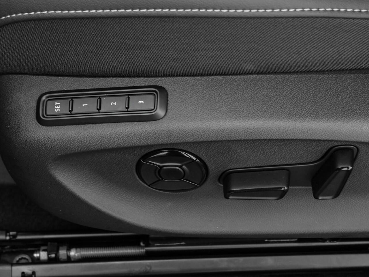 Volkswagen T-Roc R-Line First Edition 1.5 eTSI 150 PK 7 versn. DSG · Assistance Pakket · Black Style Pakket · Multimedia Pakket · Panoramaschuif-kanteldak · Trekhaak ·