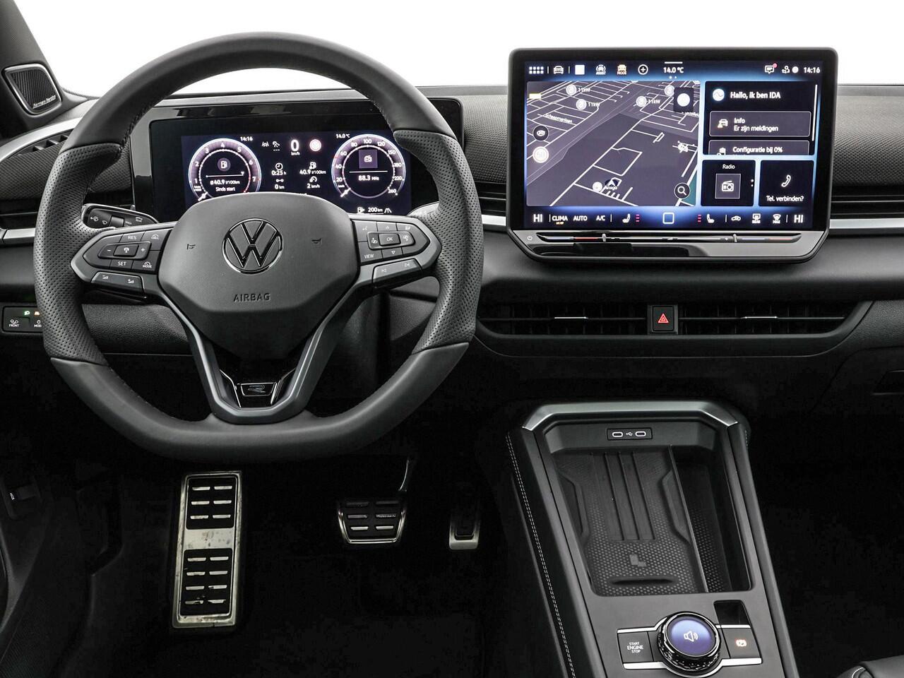 Volkswagen T-Roc R-Line First Edition 1.5 eTSI 150 PK 7 versn. DSG · Assistance Pakket · Black Style Pakket · Multimedia Pakket · Panoramaschuif-kanteldak · Trekhaak ·