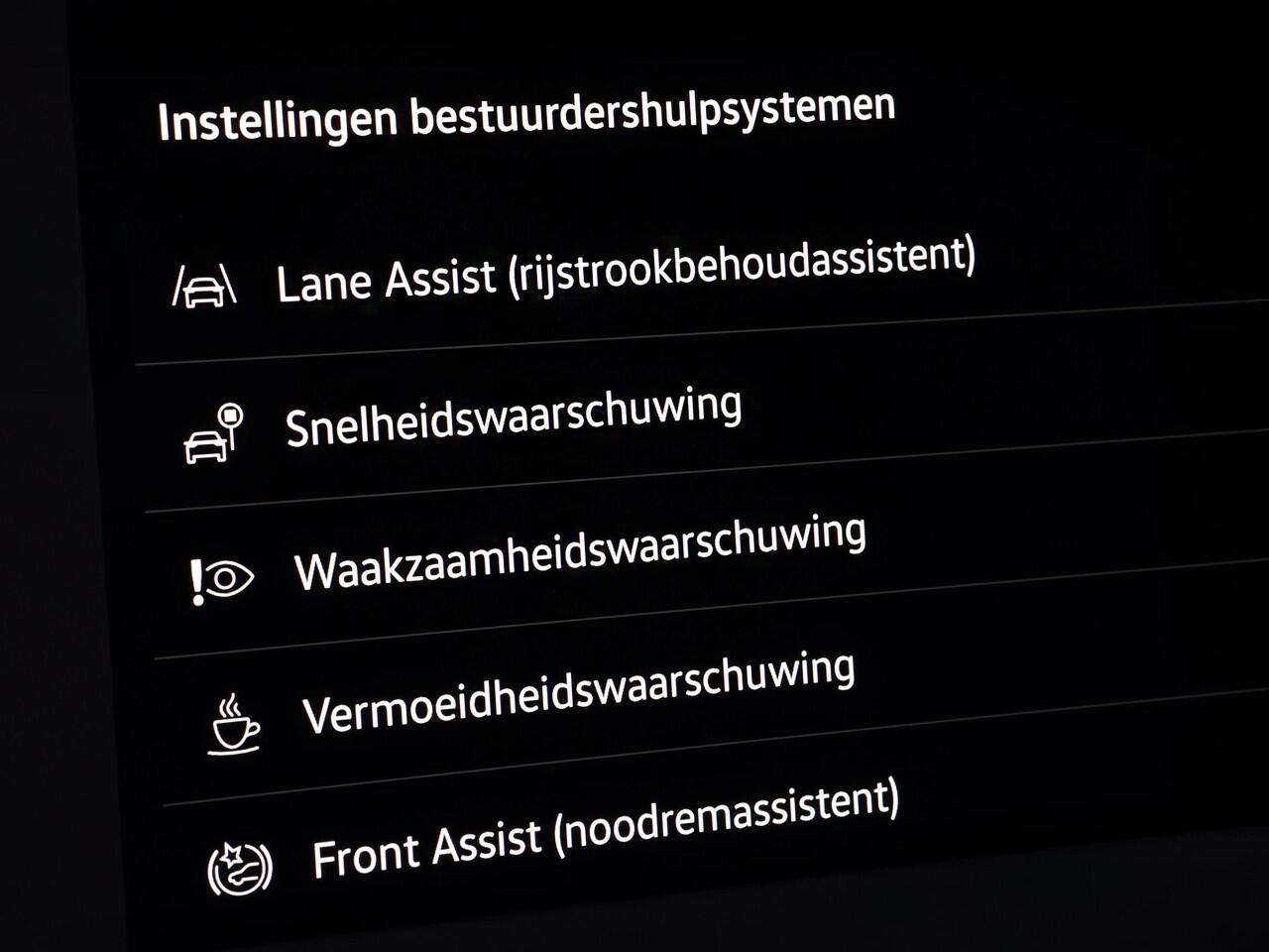 Volkswagen T-Roc R-Line First Edition 1.5 eTSI 150 PK 7 versn. DSG · Assistance Pakket · Black Style Pakket · Multimedia Pakket · Panoramaschuif-kanteldak · Trekhaak ·