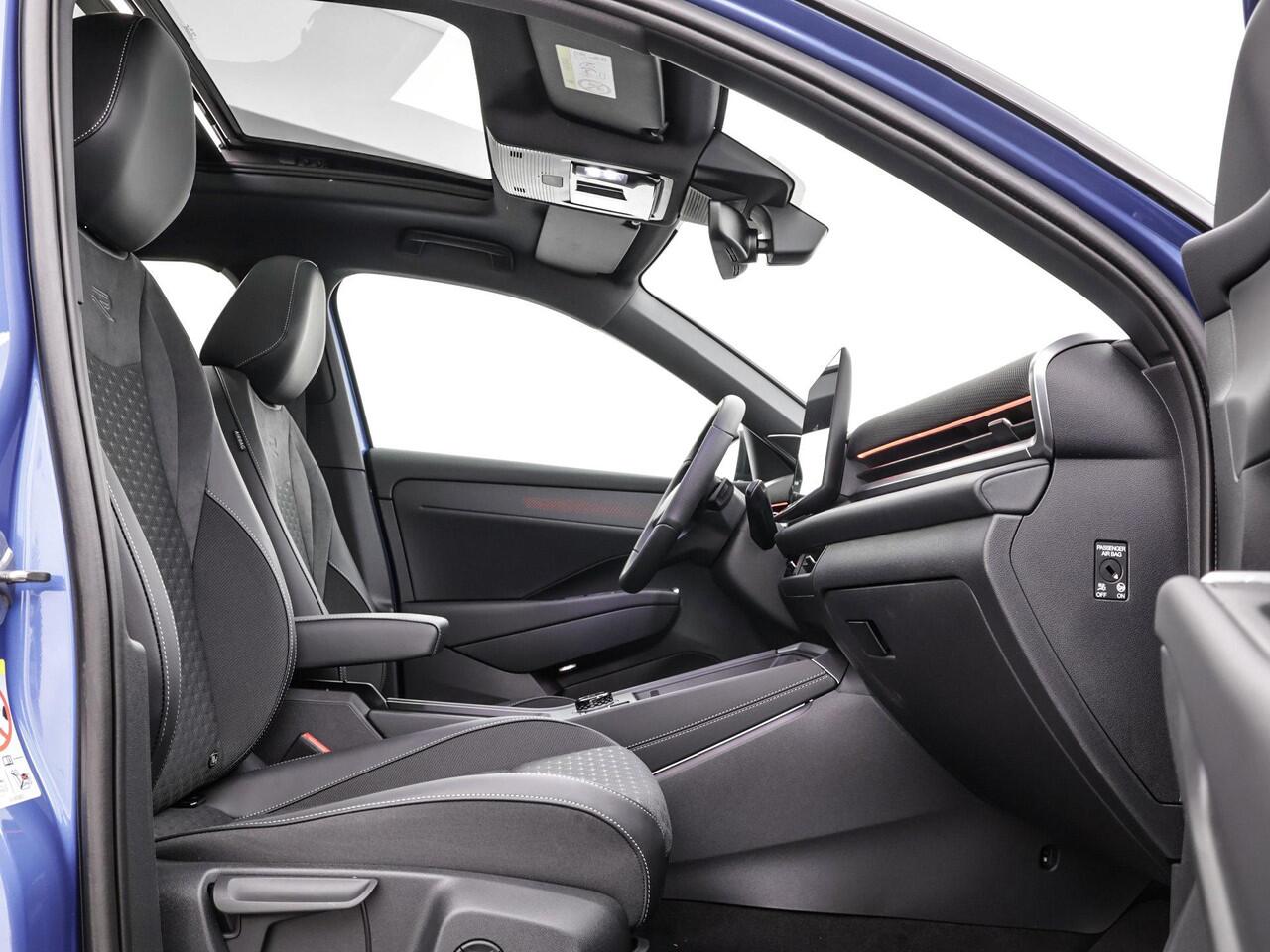 Volkswagen T-Roc 1.5 eTsi R-Line First Edition 150 pk 7 versn. DSG · Achteruitrijcamera · Electrische achterklep · Trekhaak ·