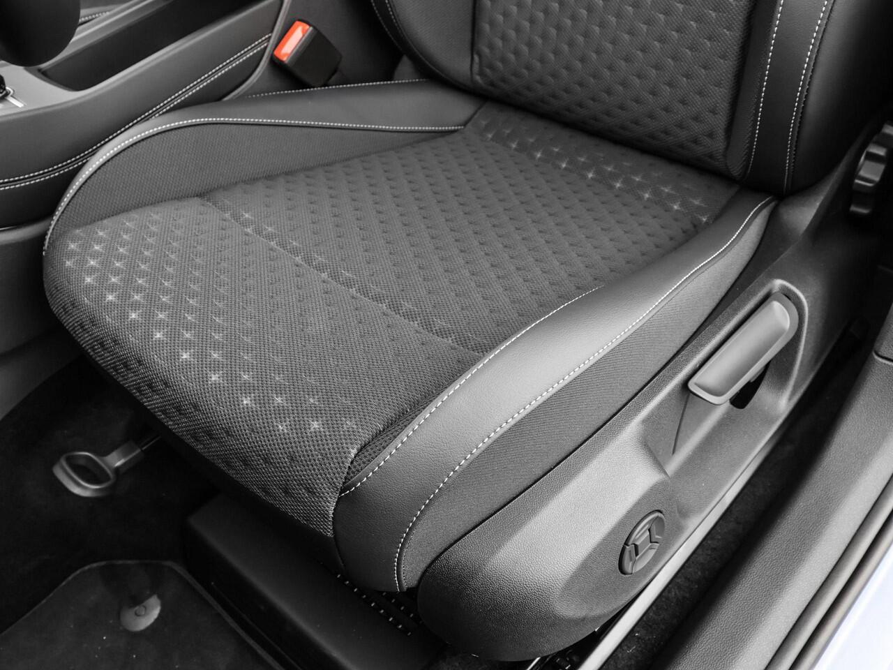 Volkswagen T-Roc 1.5 eTsi R-Line First Edition 150 pk 7 versn. DSG · Achteruitrijcamera · Electrische achterklep · Trekhaak ·