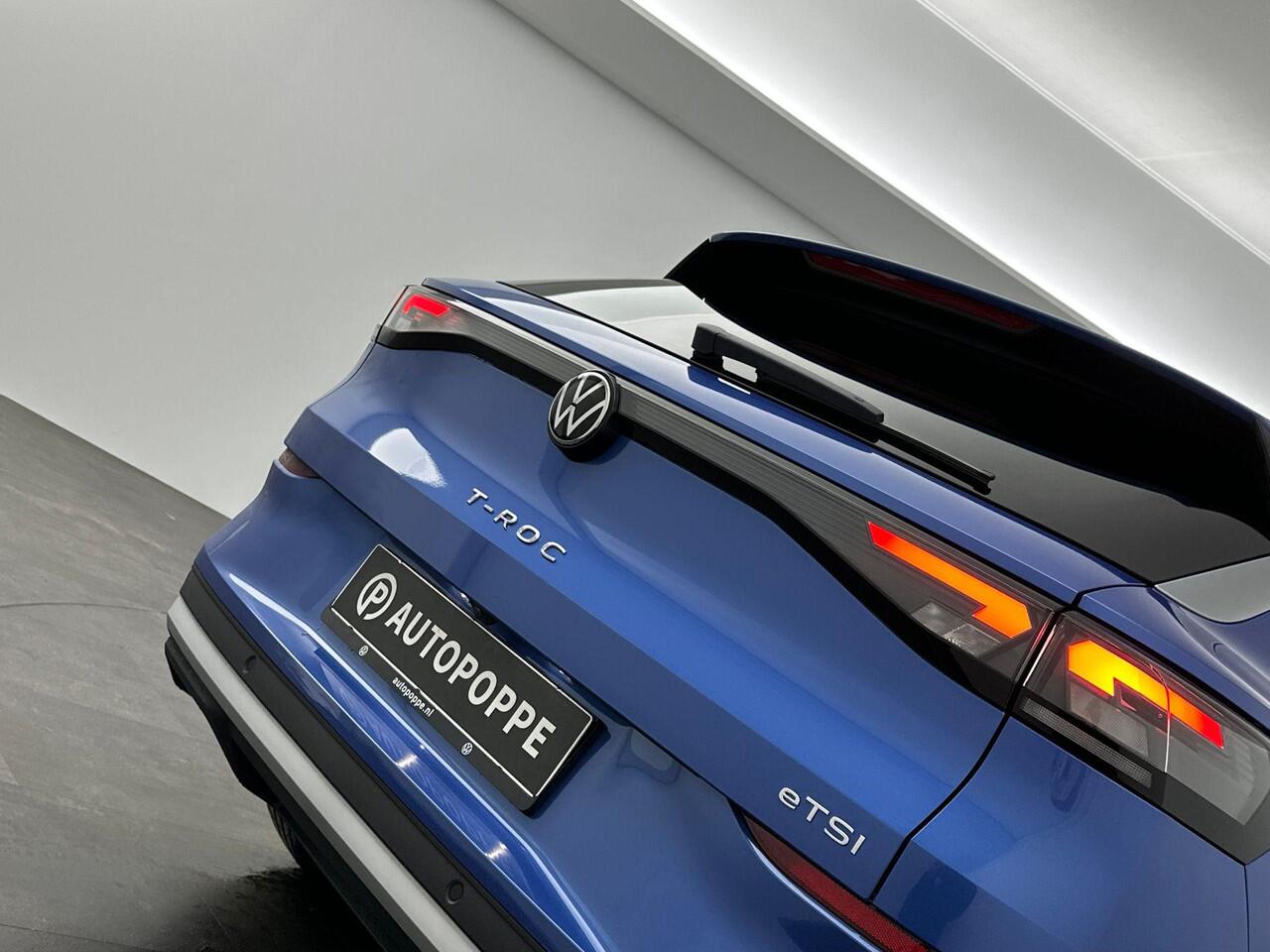 Volkswagen T-Roc Life First Edition 1.5 eTSI 85 kW / 116 PK SUV 7 v