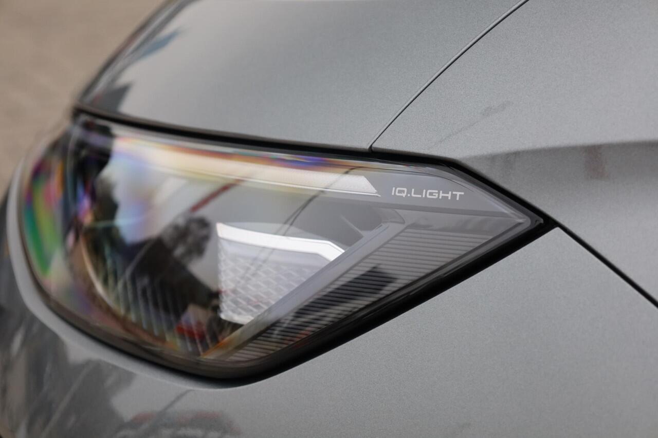 Volkswagen T-Roc 1.5 eTsi R-Line First Edition 150PK / 110kW LED Matrix IQ.Light, panoramisch schuif- kanteldak elektr. bedienbaar, 360° rondomzichtcamera, verwarmbare voorstoelen + achterbank, high end audio 'Harman Kadon', dodehoekdetectie (Side Assist), head-up display